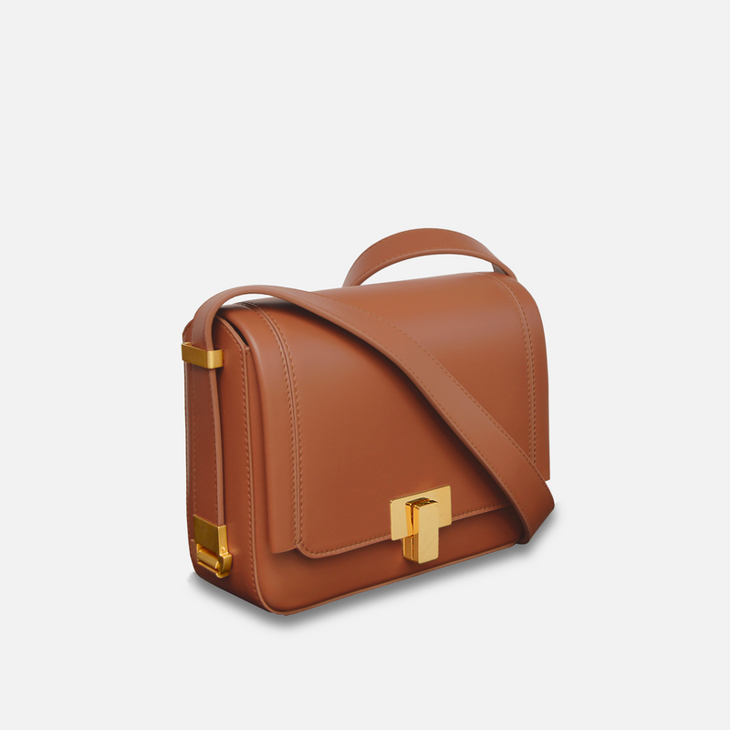 Susan Szatmáry leather bag, made in calfskin leather. Mini Palais Royal Chestnut with gold details. Made in Italy.
Crossbody bag.
Scandinavian design, made in Italy.